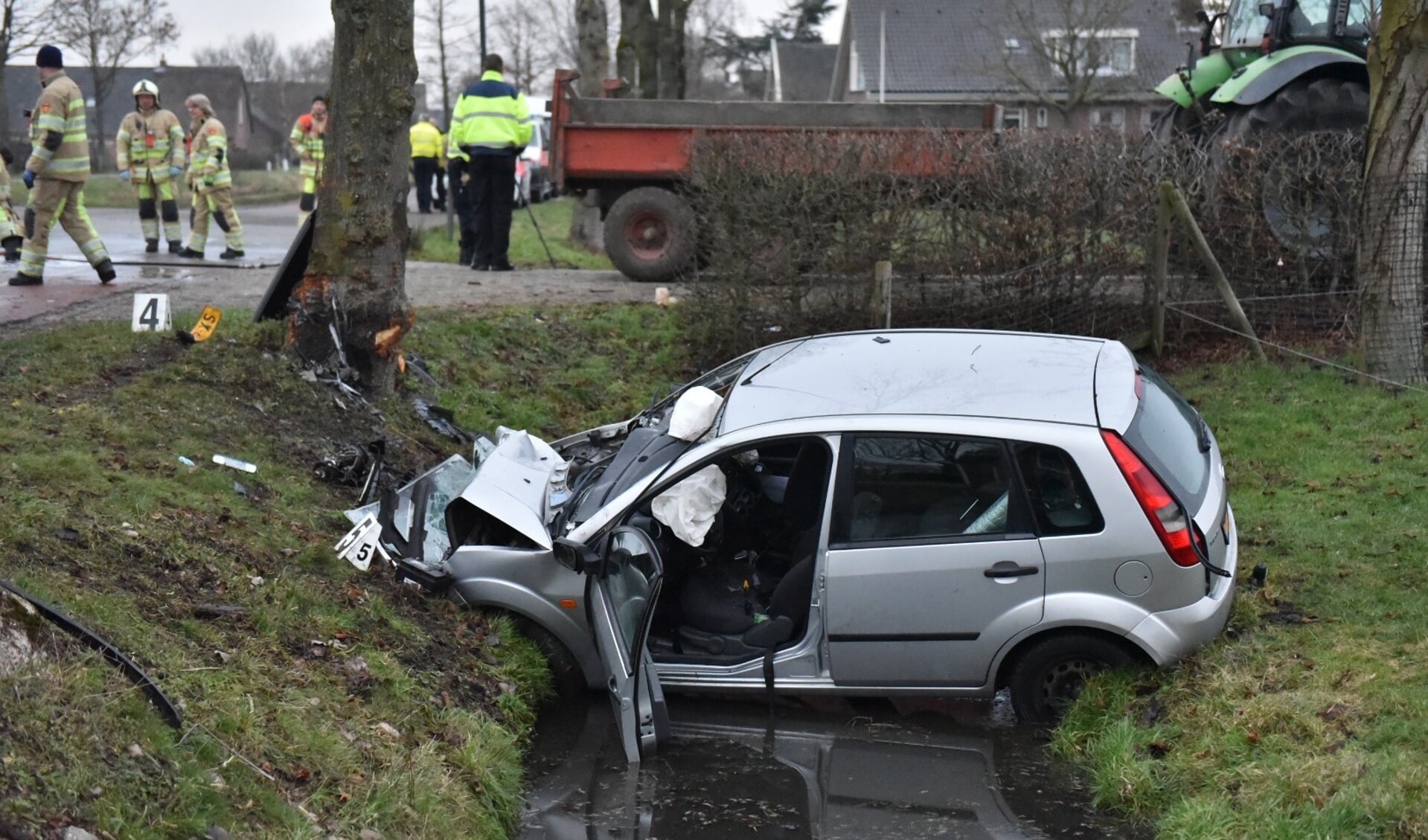 • De auto belandde in een sloot langs de Benedeneind Zuidzijde in Benschop.  
