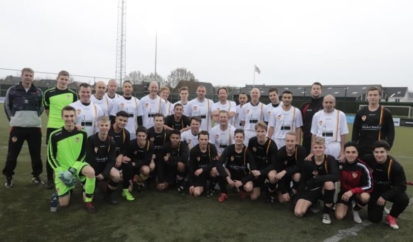 De elftallen van jeugdtrainers en -leiders met de A-junioren van Focus '07 speelde een fijne nieuwjaarswedstrijd. (Foto: Theo van Dam)