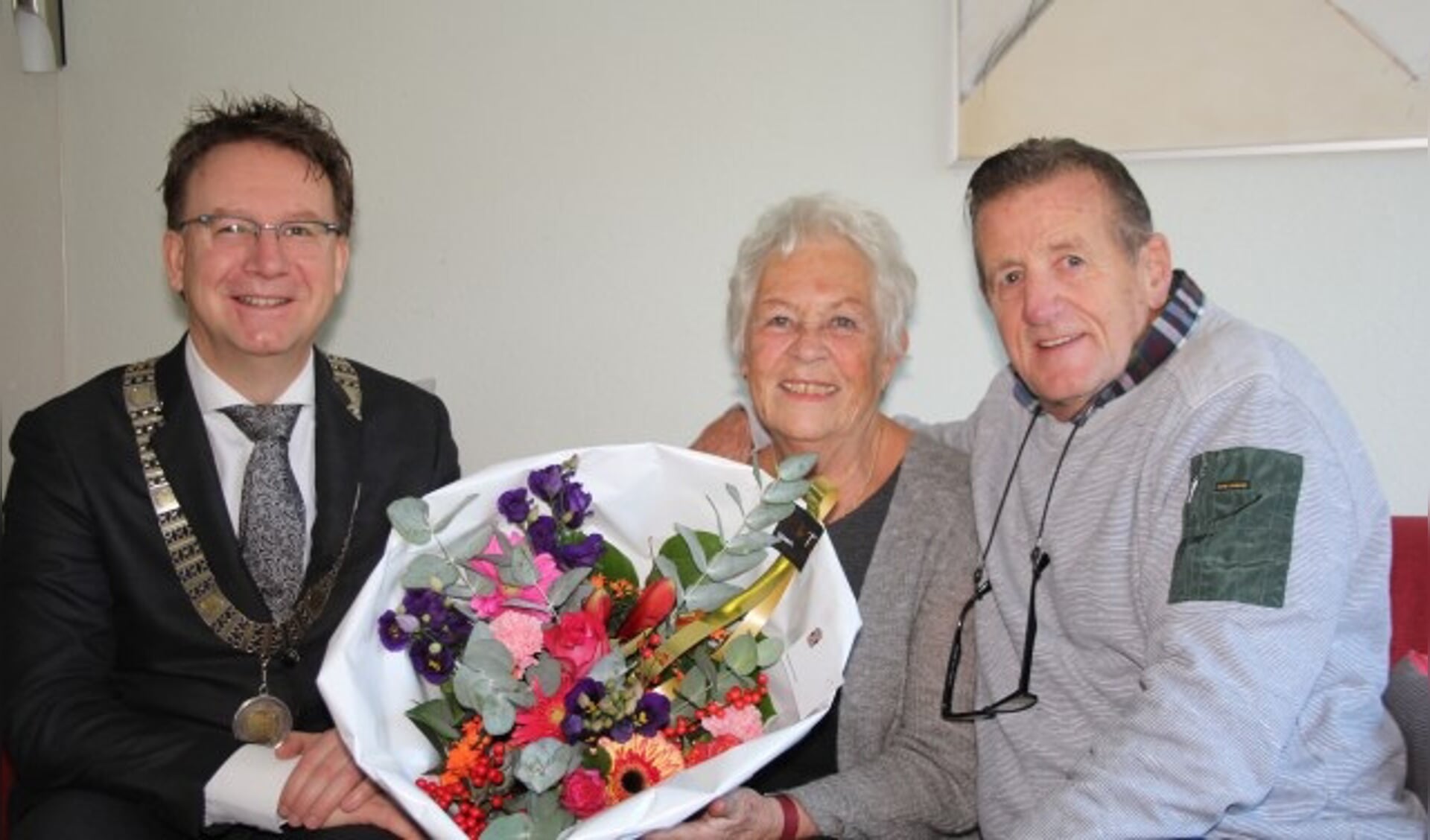 Het bezoek van burgemeester Van Domburg kwam voor het gouden paar Lenie en Chris Janssen echt als een volslagen - maar leuke - verrassing. (Foto: Lysette Verwegen)