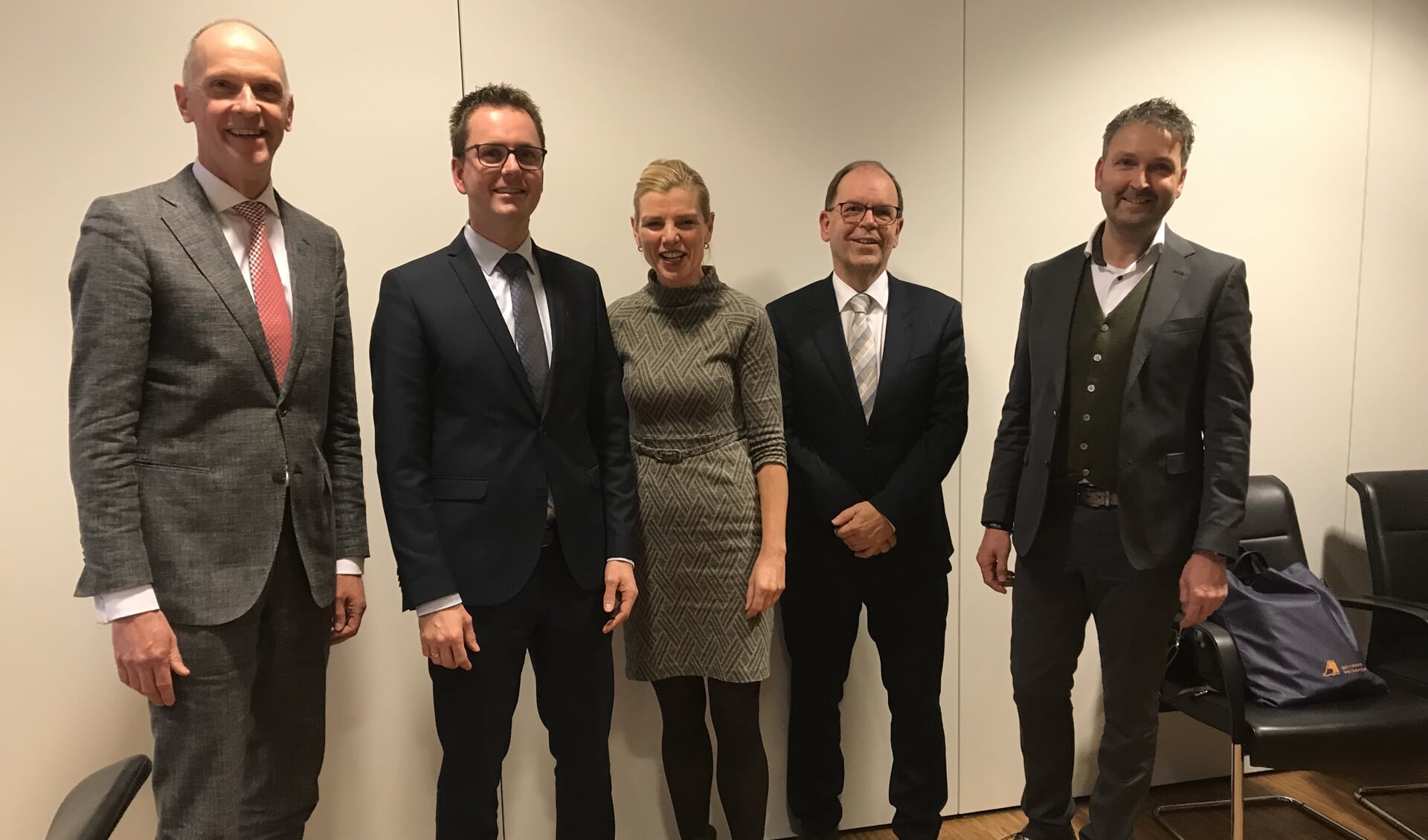 • Burgemeester Marcel Fränzel met wethouders Matthijs van Oosten, Paula Jorritsma, Hans Tanis en Roland van Vugt.