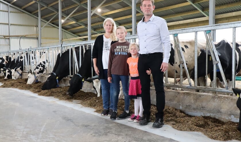 De familie Nouws in de nieuwe stal.