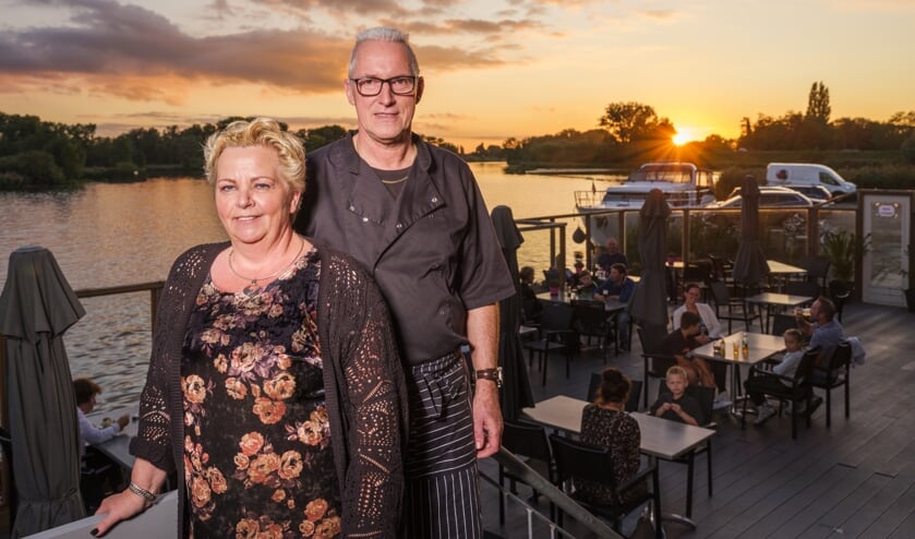 • Gerda en Marco Kruger met achter hen het prachtige zicht op de Linge.