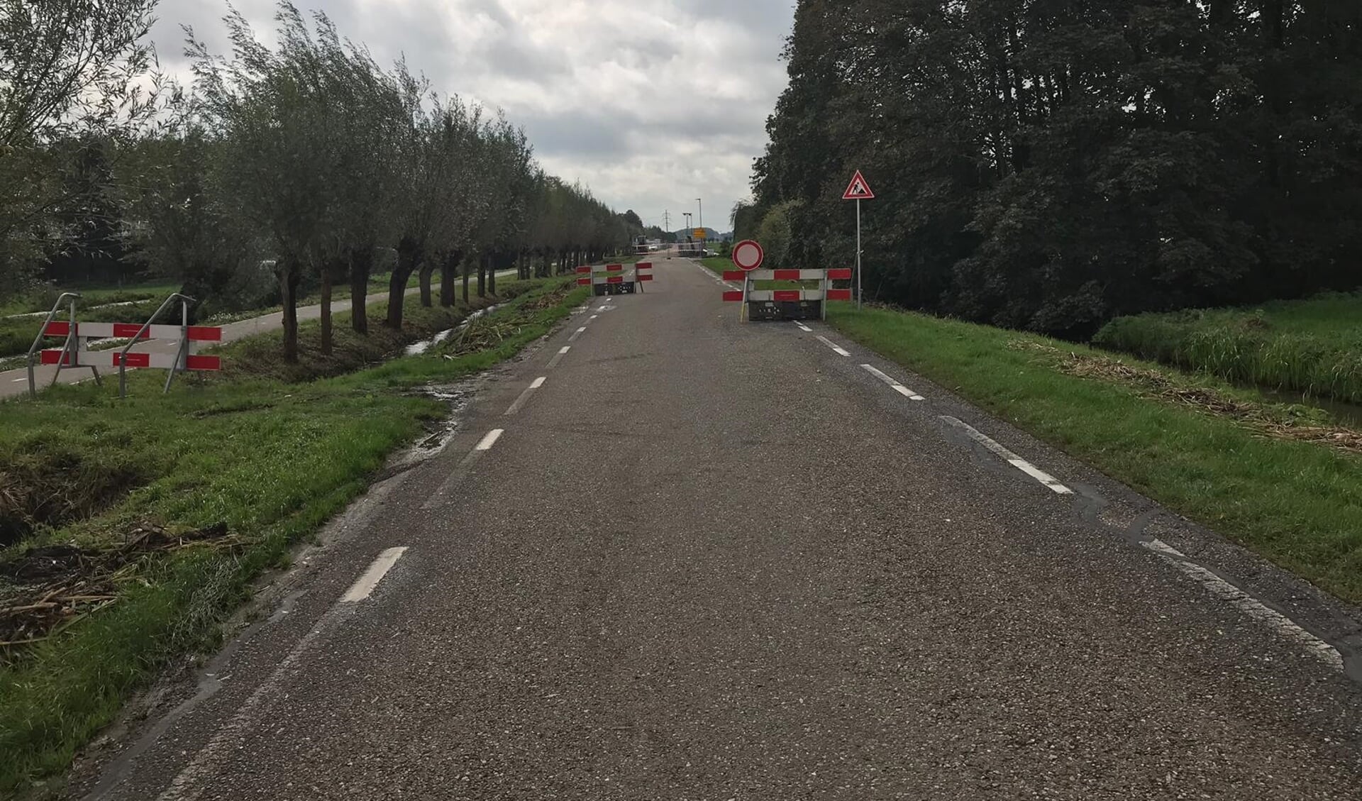 • De Hoogbloklandseweg in Hoogblokland.