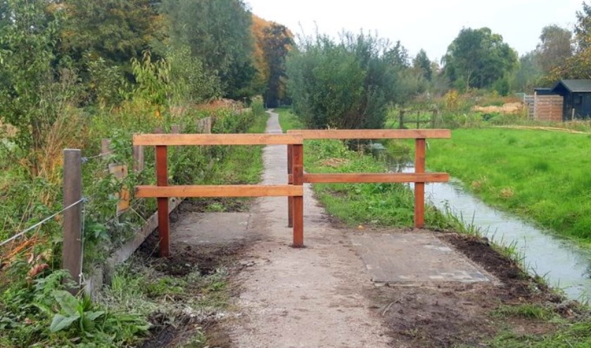 • De twee houten hekjes op het wandelpad aan de Pijlstoep.