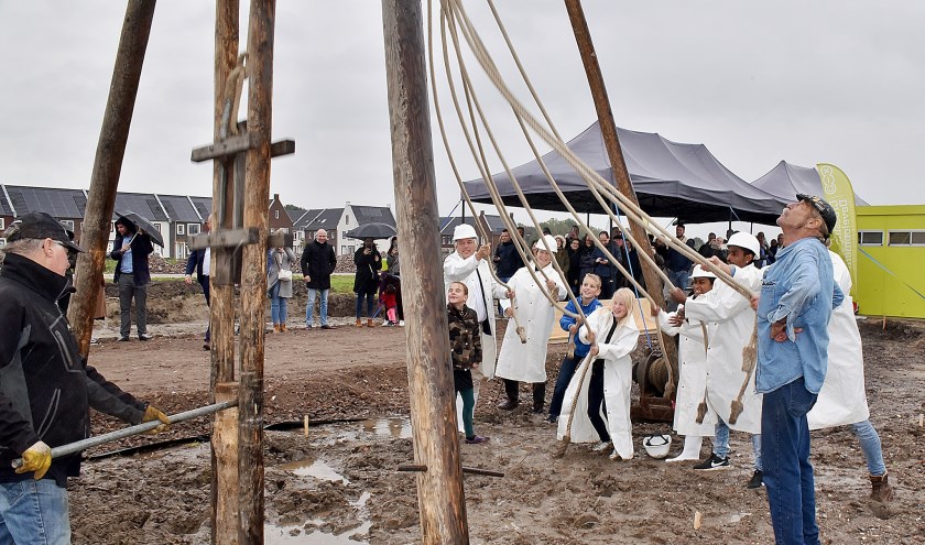 • Op traditionele wijze werd in de bagger de eerste paal geheid.