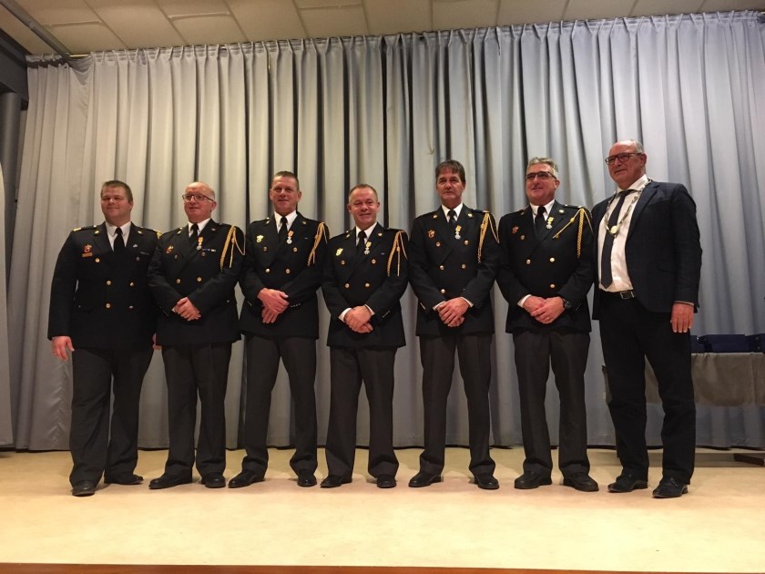 • Van links naar rechts naast Lean Remmerde, teamleider post Hedel, staan: Ad Floor, Albert Juinen, John van Lokven, Rinie Hoffmans, Hans Nettenbreijers en burgemeester Van Kooten.