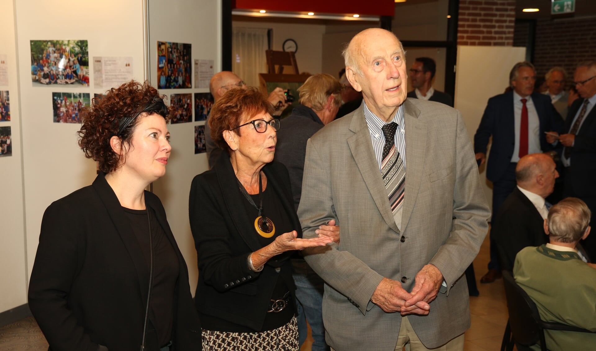 • Oud-leerling Klaas van Oort, die de school in de jaren 40 bezocht en een oud-leerlinge Gerda van Gelderen-Mesker, die in 1989 op school zat, openden beiden de expositie. 