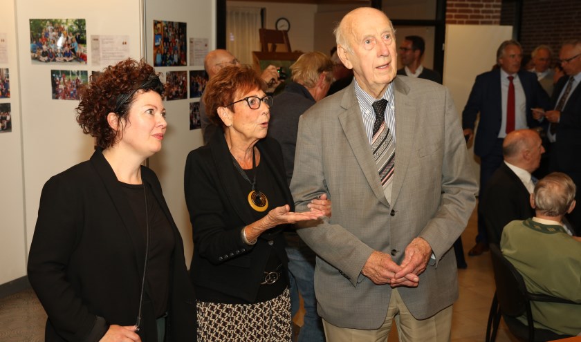 • Oud-leerling Klaas van Oort, die de school in de jaren 40 bezocht en een oud-leerlinge Gerda van Gelderen-Mesker, die in 1989 op school zat, openden beiden de expositie.