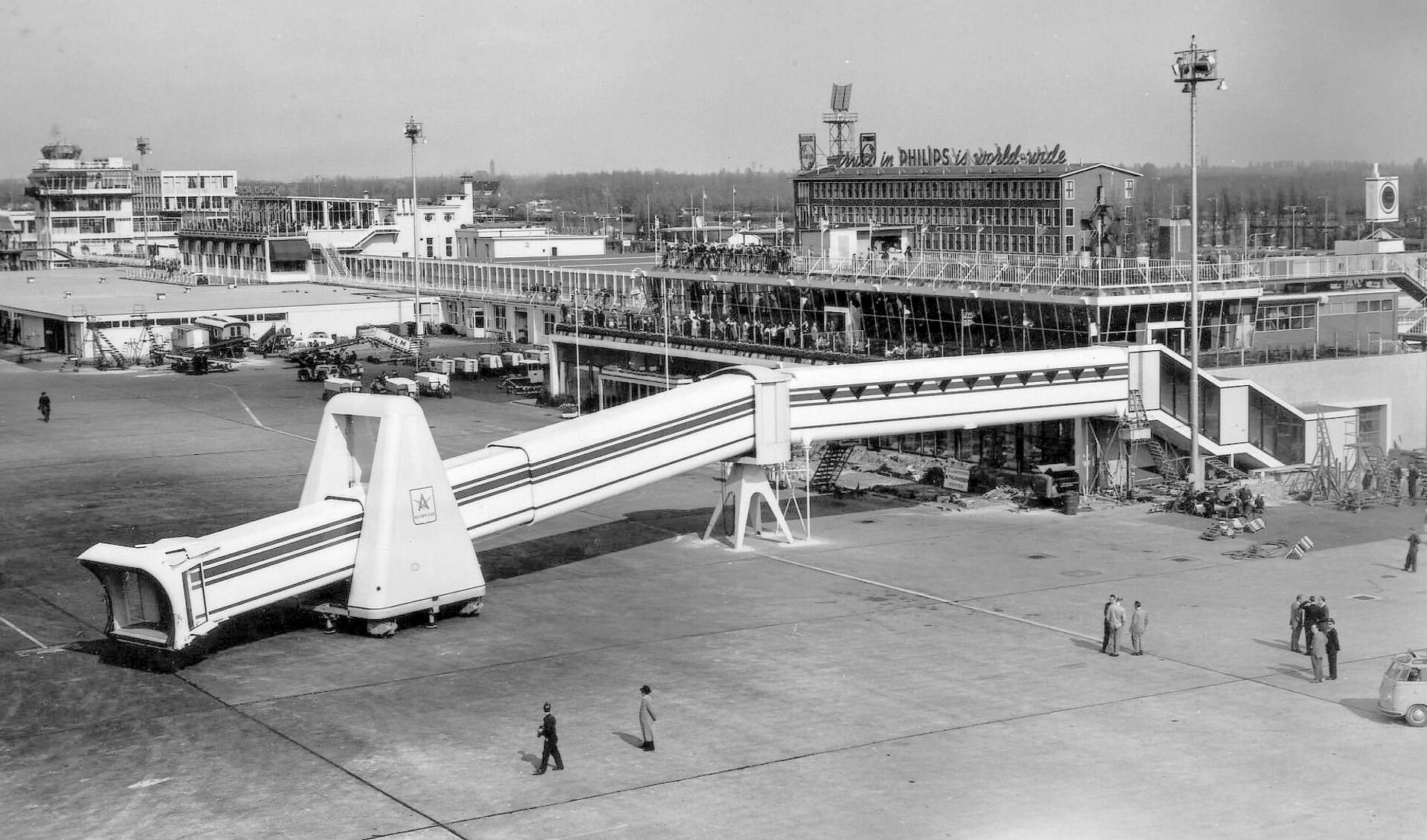 • In 1961 werd de eerste proefopstelling gerealiseerd op het nog oude Schiphol-Oost.