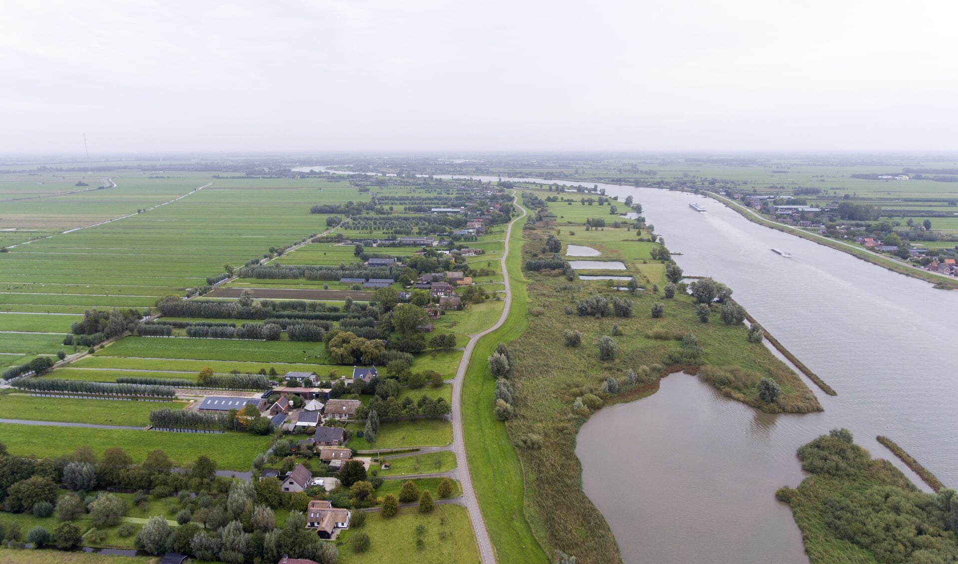 • De komende jaren versterkt het waterschap de Lekdijk.