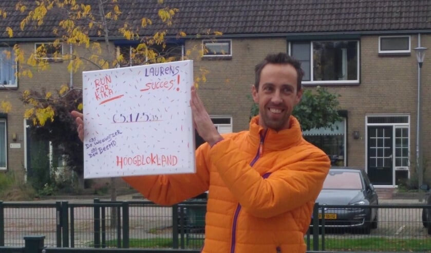 • Laurens Vonk met de zelfgemaakte cheque met de opbrengst.