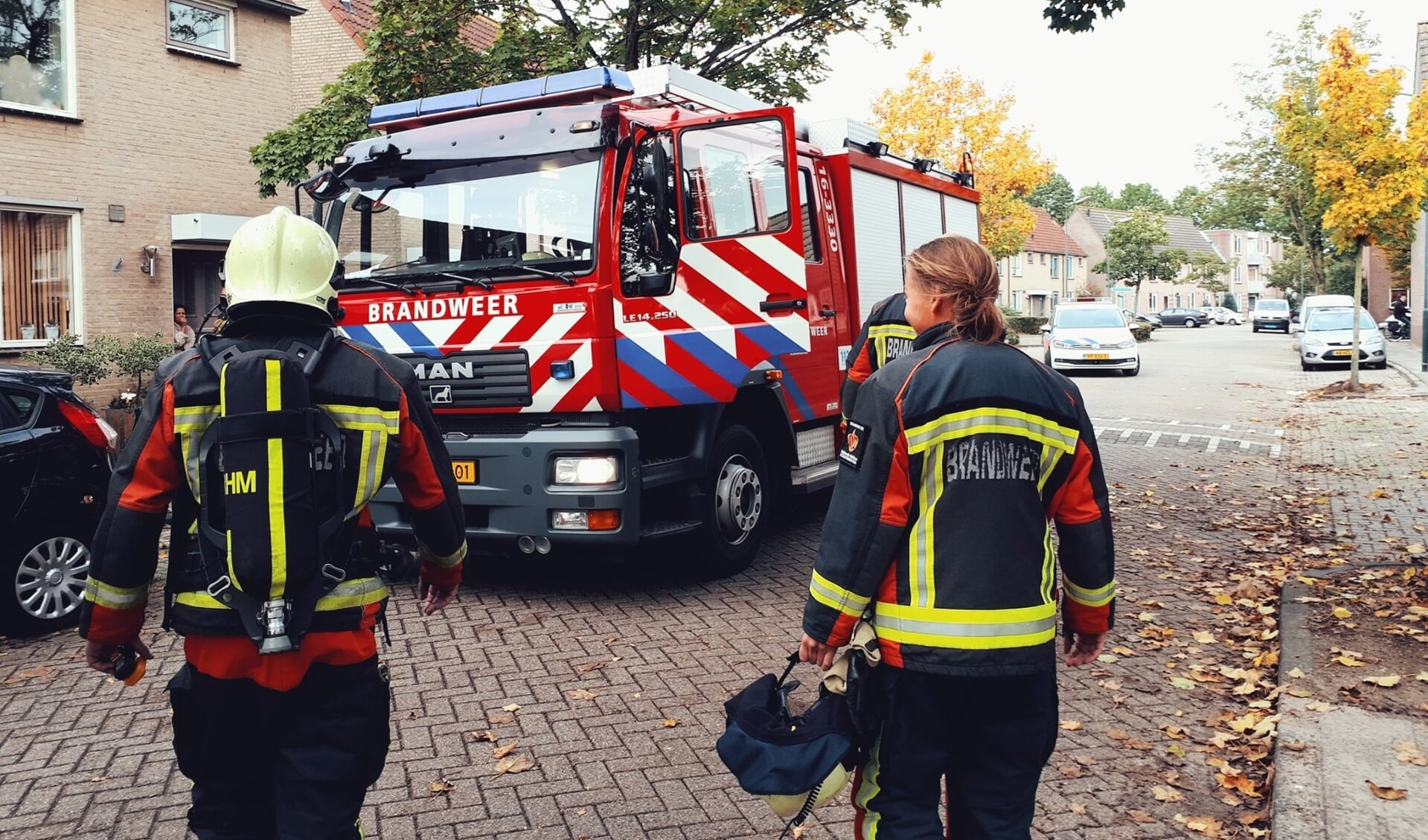 • Brandweerlieden bij de woning in de Knotwilgenstraat in Schoonhoven.
