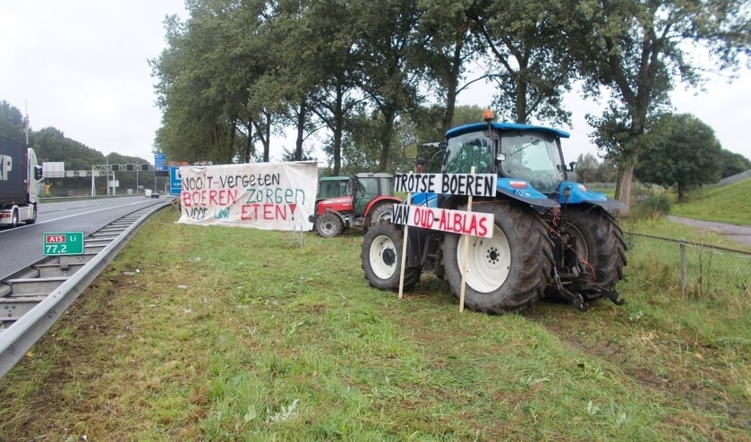 • Vorige week stonden deze trekkers en protestborden langs de A15 bij Oud-Alblas.