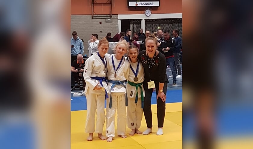 • Julie met de andere prijswinnaars en Yael van Heemst.