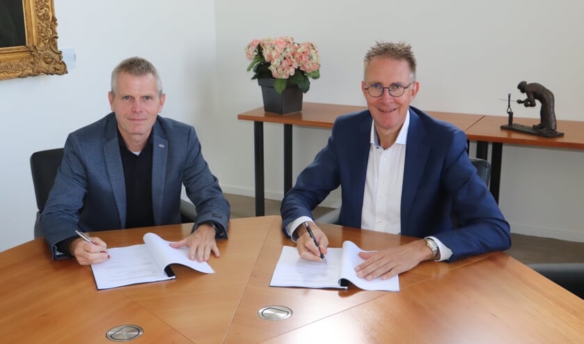 • .C.W. Kouwen, directeur van SBB-Lopik, en rechts wethouder Gerrit Spelt.
