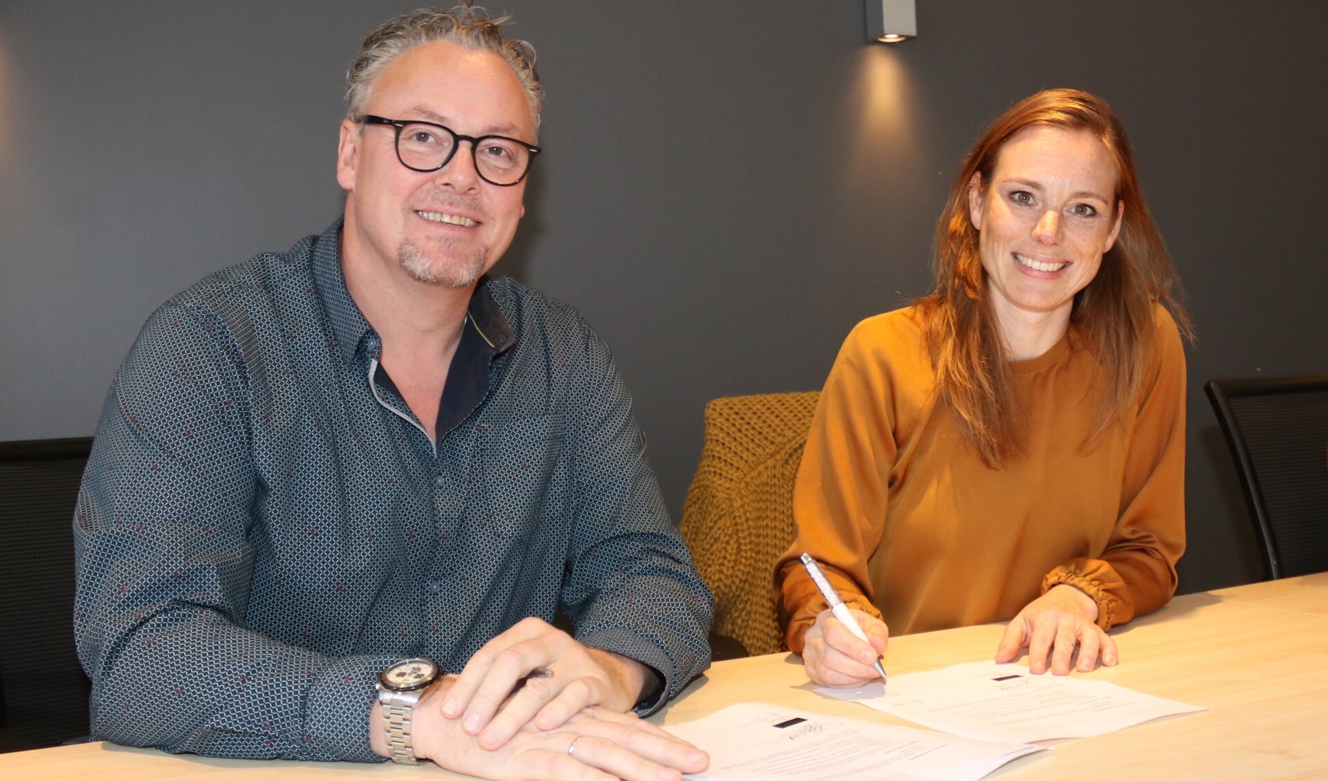 • Bert Wiekens en Sandra Hofhuis ondertekenen het contract. 