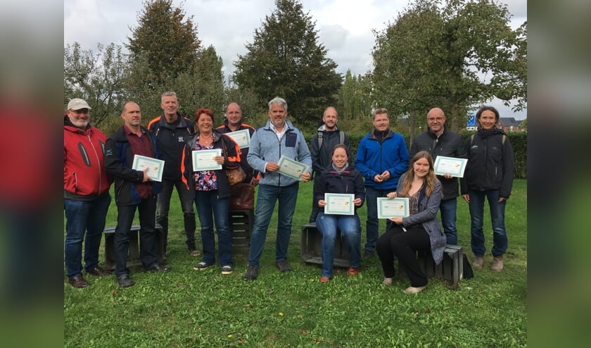 • De trotse deelnemers met hun oorkonde, geheel rechts Nomi Havelaar.