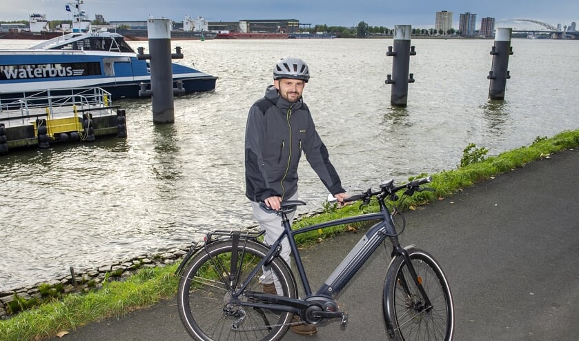 • Sebastian Sørensen met zijn speed pedelec bij de halte van de waterbus in de Stormpolder.