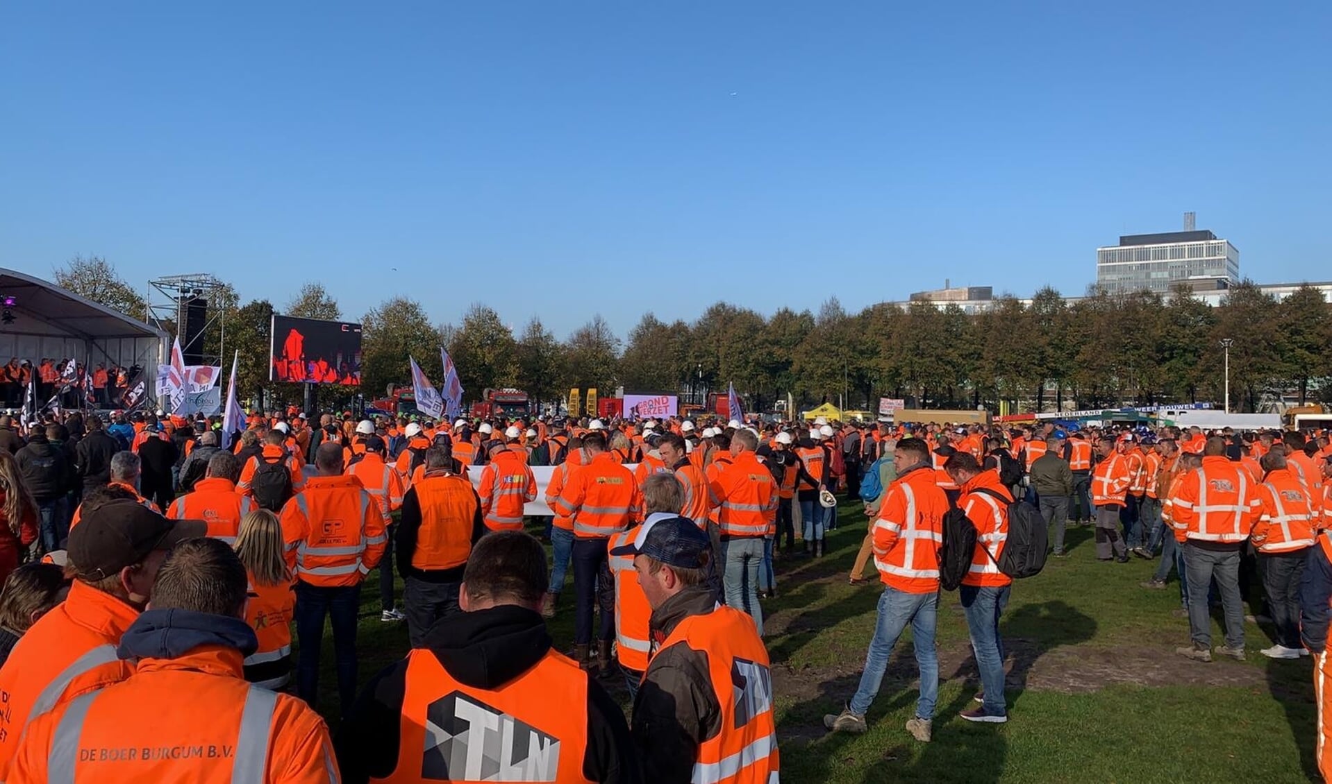 • Deelnemers aan het bouwprotest op het Haagse Malieveld. 