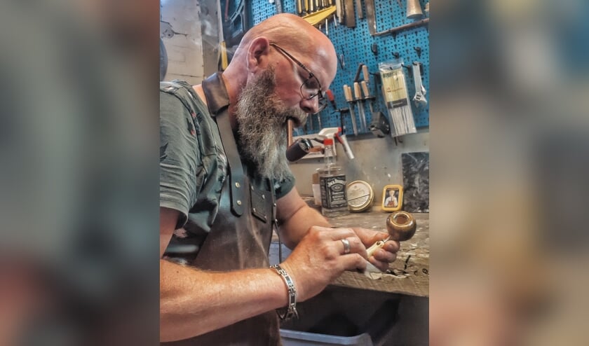 • In zijn kleine werkplaats vergeet Martin de wereld om zich heen.