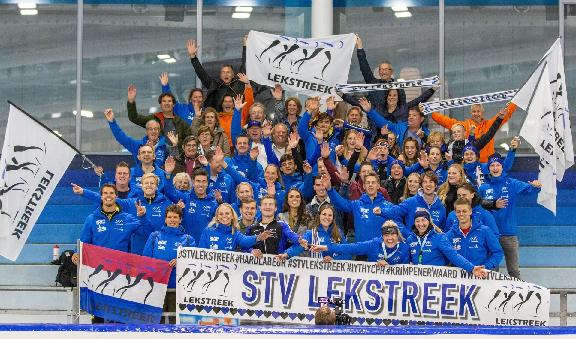 • De schaatsers van STV Lekstreek en hun meegereisde supporters.