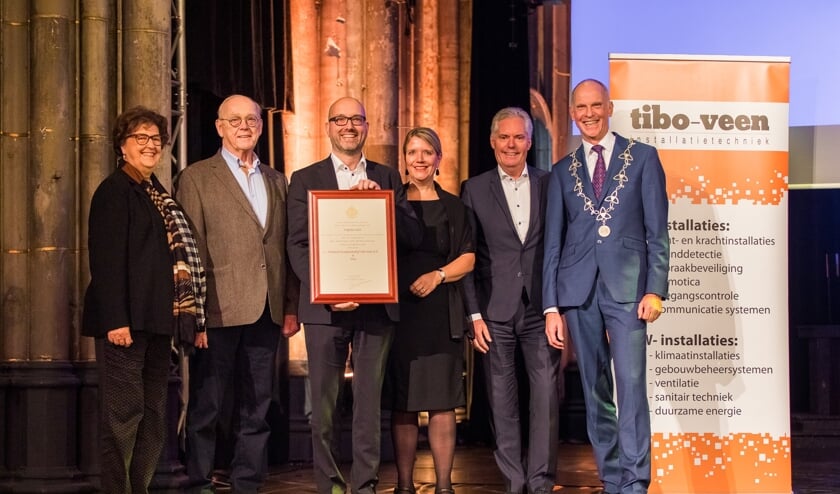 Ria Loeff, Joop Loeff, Robert-Jan Loeff, Tanja Loeff, Jan Blijenberg en burgemeester Marcel Fränzel.