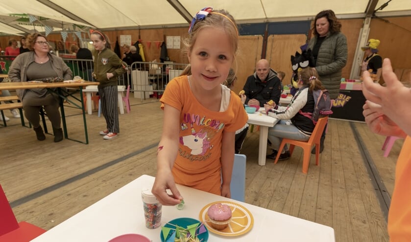 Koningsdag in de feesttent aan de Werkina in Werkendam.
