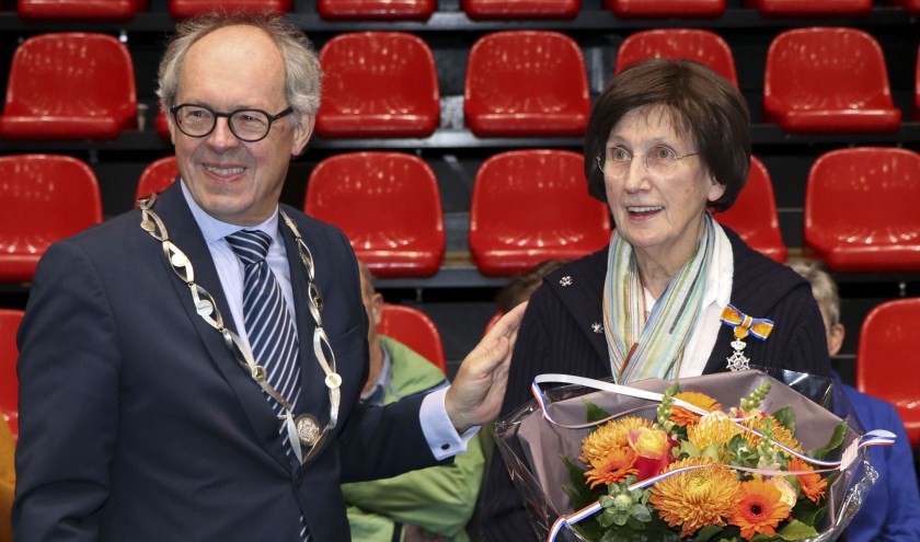 • Loco-burgemeester Jan-Hein de Vreede overhandigde de koninklijke onderscheiding aan Marianne Krans.
