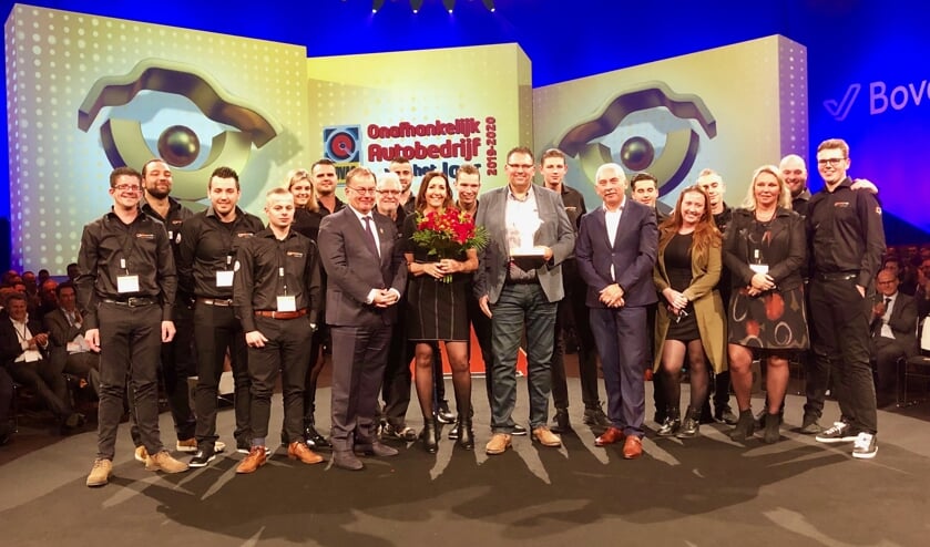 • Het team van CarProf Valentijn nam de eerste prijs vol trots in ontvangst.