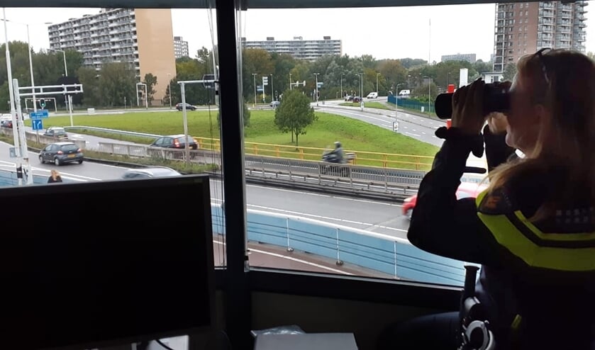 • Agent controleert het verkeer vanuit de verkeerstoren van de Algerabrug. role vanaf de