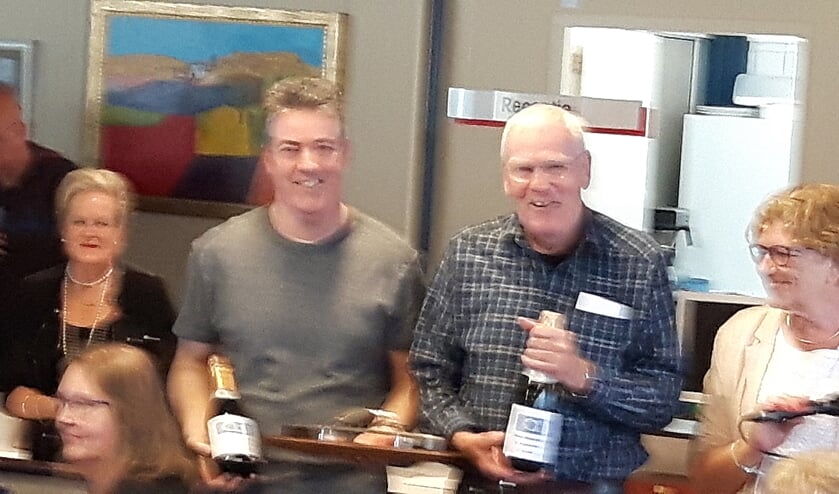 • Jan Erlings en Kees van Maren met hun prijzen.