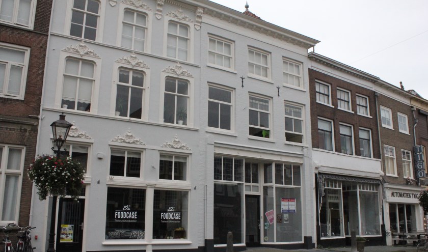 • Boven de voormalige dierenwinkel wonen arbeidsmigranten.