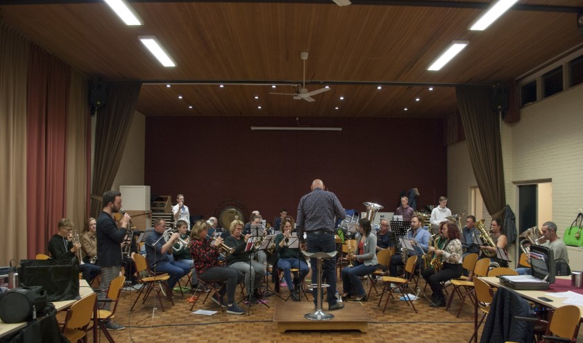 • Repetitie met dirigent Wim Baijense. Het eerste jubileumconcert is op 9 november.