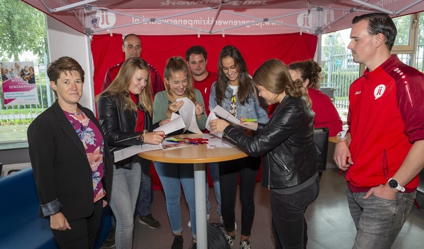 • De stand van jongerenwerk. Links wethouder Sleeuwenhoek.