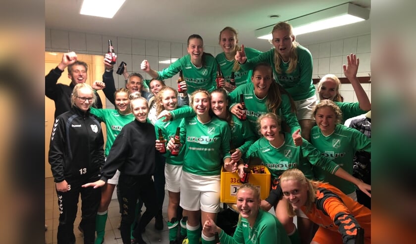 • Vreugde in de kleedkamer van VVAC VR1 na de benauwde derbyzege op Peursum VR1.