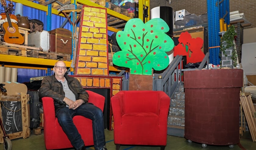 • Voorzitter Kees Hemmes bij een aantal decorstukken.