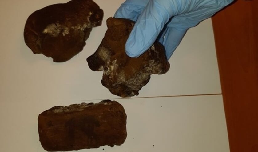 Terwijl de hond werd uitgelaten ontdekte deze enkele vreemde bruine blokken in de bossages.
