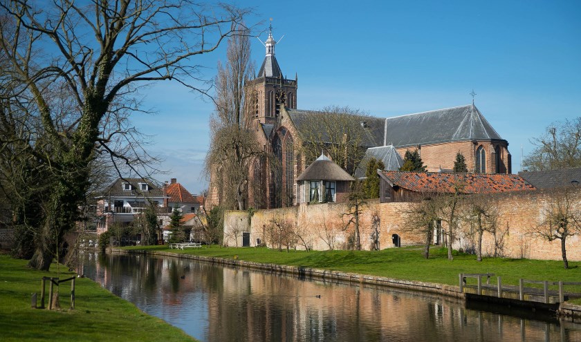 • De Grote Kerk speelt een belangrijke rol in Watervlucht.
