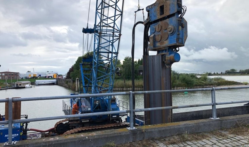 • Wethouder Bragt plaatst één van de eerste damplanken.