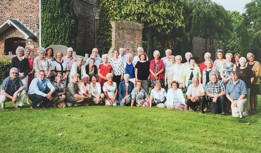 Christelijke zangvereniging De Lofstem poseert bij de hervormde kerk in Veen.