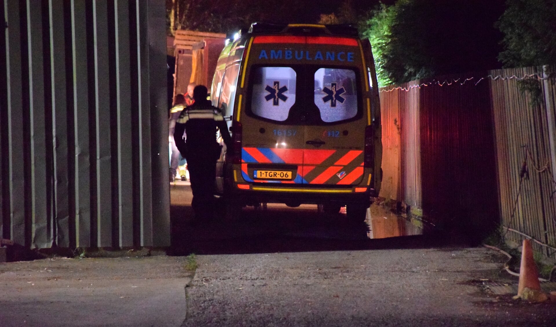 • Een ambulance naast de stal in Stolwijk. 