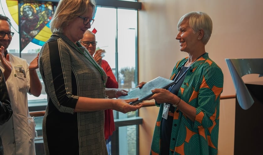 • Surveyor Maureen Judd-van Eerd overhandigt het onderzoeksrapport aan ziekenhuisdirecteur Anja Blonk.