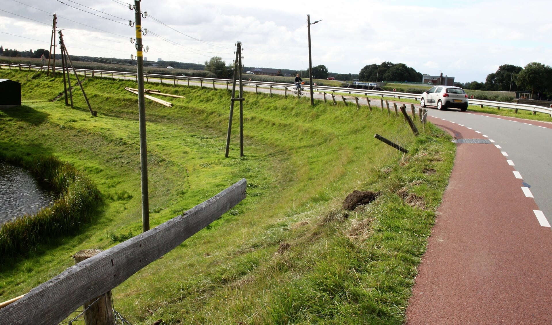 • De bocht op de Kattendijk waar in één week tijd twee auto's naar beneden reden. 