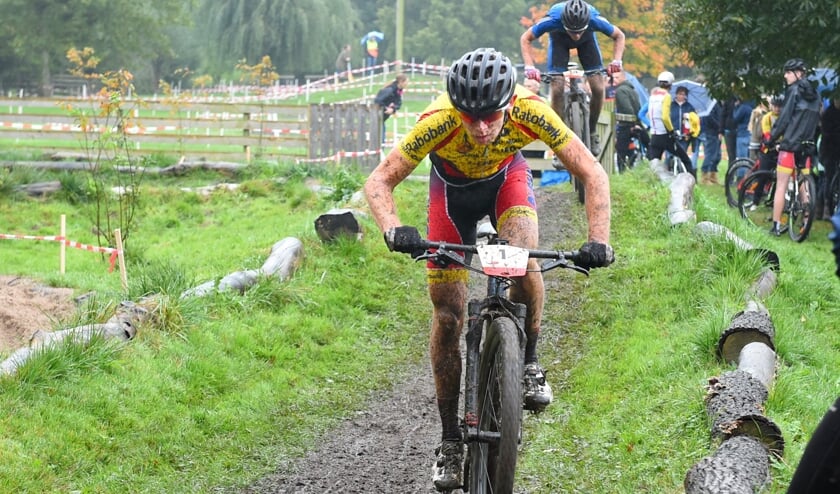 • Jesse Bikker op weg naar de overwinning in Noordeloos.