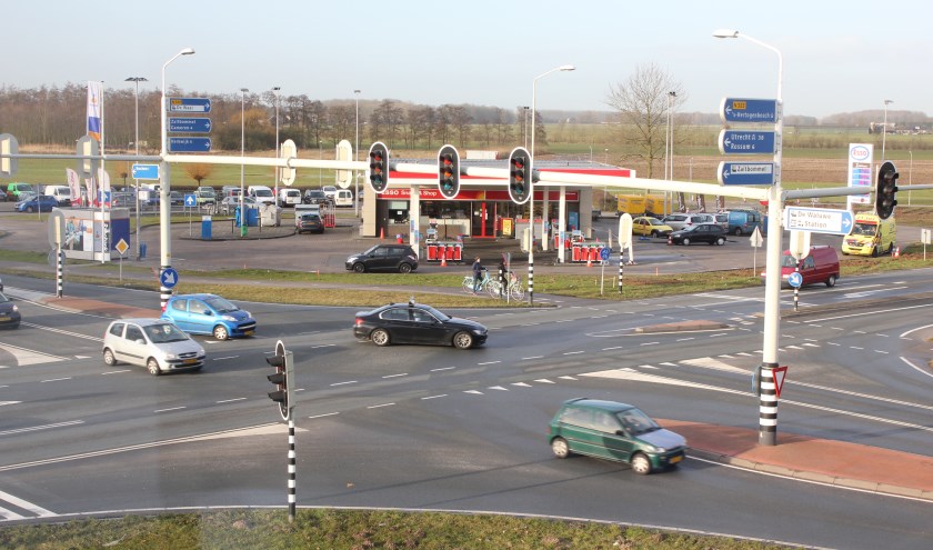 • Bij de stoplichten gebeuren nogal eens aanrijdingen.
