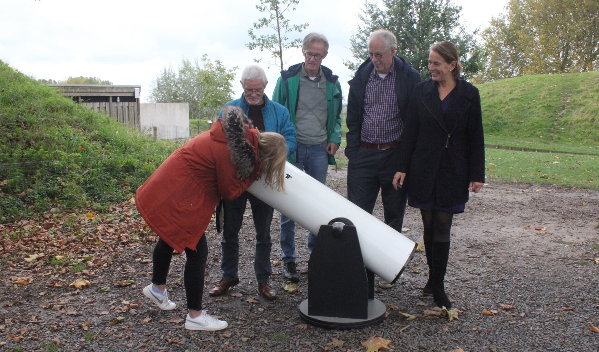• Jan, Rik en Martin met Geofort-medewerkers Ireen en Dieuwke én de telescoop.