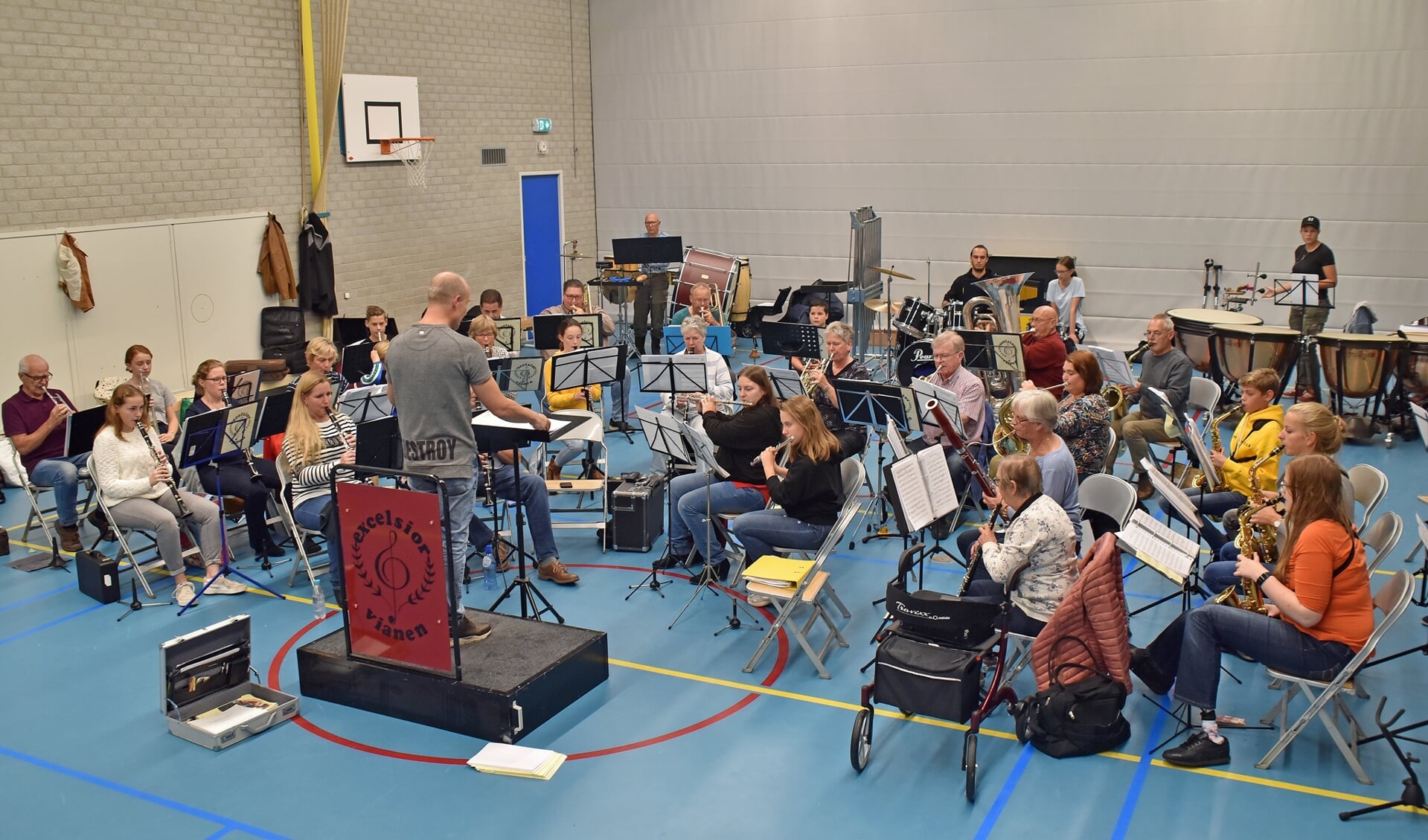 • Excelsior repeteert elke dinsdagavond in de gymzaal aan het Zwanengat.