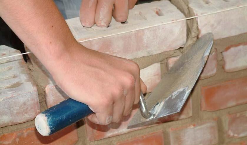 • In de bouw staan veel banen onder druk.
