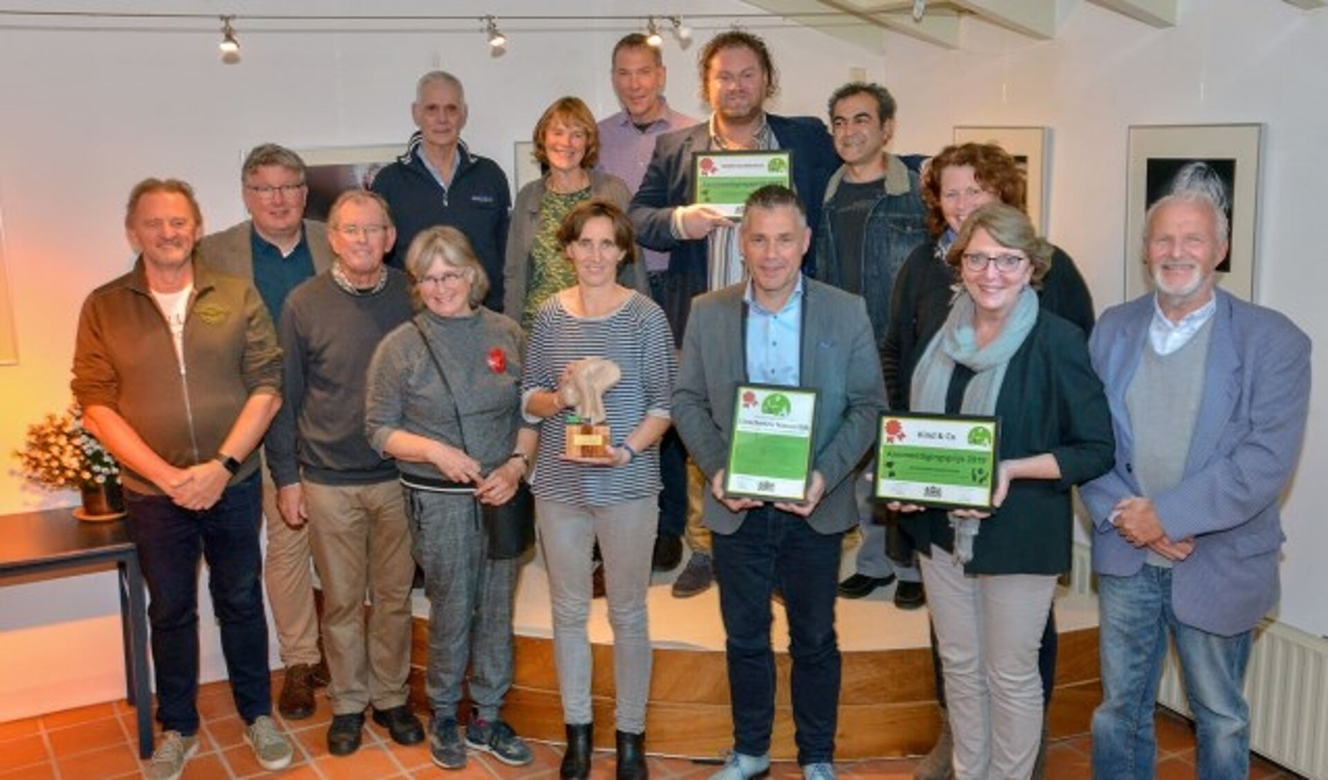 De Duurzaamheidsprijs 2019 werd dit jaar uitgereikt aan Linschoten Natuurlijk. Het waren Kind&Co en het DoeMeeHuis die de Aanmoedigingsprijs wonnen. (Foto: Paul van den Dungen)
