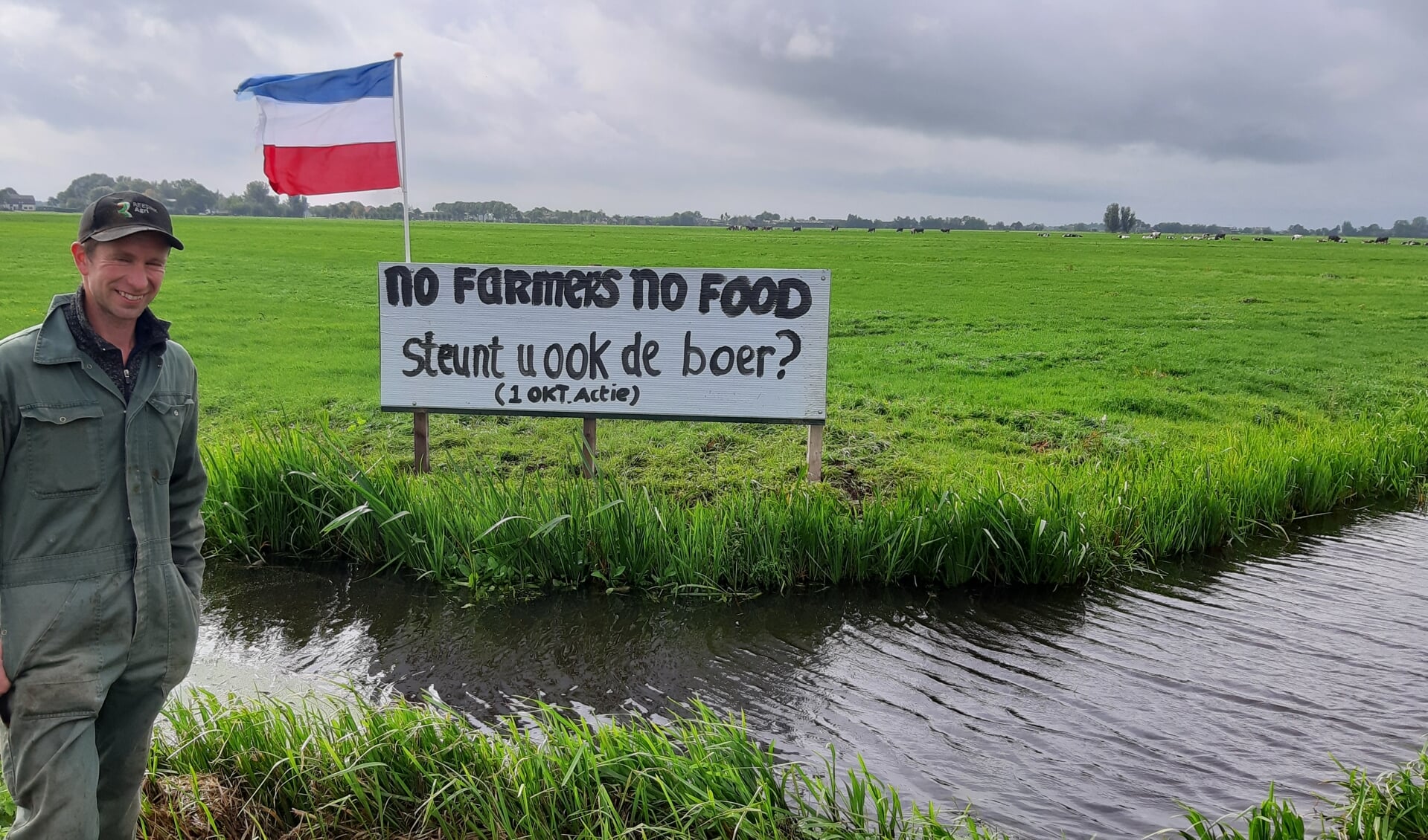 • Boer plaatst bord in zijn land vanwege de 1 okt actie. Ben de Jong, agrariër te Groot-ammers.